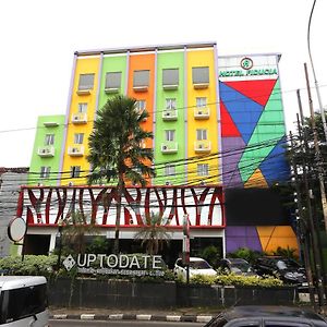 Super Oyo Townhouse Oak Hotel Fiducia Pondok Gede